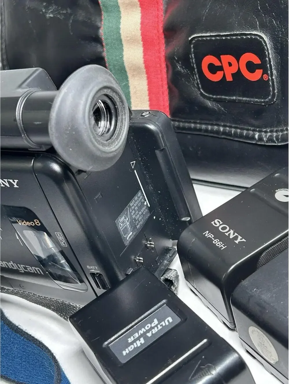 Sony CCD-F201 Handycam Camcorder With Charger And CPC Case Untested/for Repair